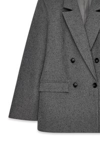 Grå tekstureret dobbeltradet blazer med sorte knapper, slagkrave, lange ærmer og forlommer, præsenteret på hvid baggrund.