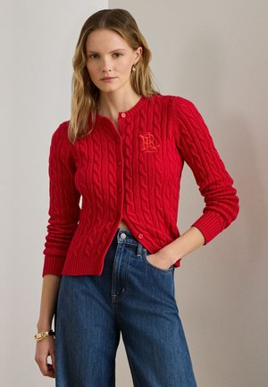 Cardigan rosso lavorato a maglia con polsini e orlo a coste. Presenta un collo rotondo e una chiusura con bottoni, decorato con un logo ricamato sul petto.