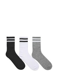 Tre paia di calze: una nera con righe bianche, una bianca con righe nere e una grigia. Tutte sono di lunghezza crew e con una texture liscia.