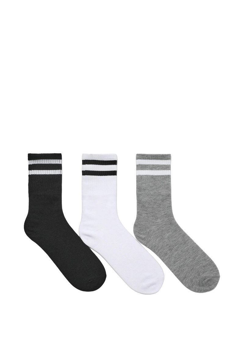 Tre paia di calze: una nera con righe bianche, una bianca con righe nere e una grigia. Tutte sono di lunghezza crew e con una texture liscia.