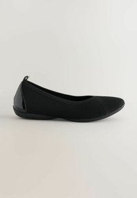 Schwarzer Slip-On-Schuh aus Mesh mit abgerundeter Spitze, glänzender schwarzer Fersenverstärkung und flexiblem Gummisohlen. Strukturierte Oberfläche für Atmungsaktivität.