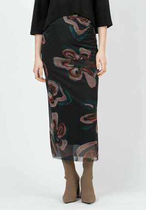 Schwarzer Midikleid mit transparentem Überzug, der abstrakte rosa und türkise Blumen zeigt, in taillierter Silhouette und mit subtilen Drapierungsdetails.