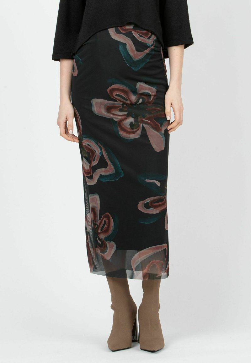 Svart blommig midikjol med genomskinlig överdel, prydd med abstrakta rosa och tealblommor, figursydd silhuett och subtil drapering.