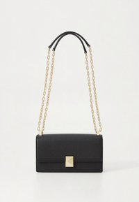 Juodos odos rankinė stačiakampio formos, su auksinės grandinės dirželiu ir auksine kvadratinės formos detalė priekinėje dalyje. Tekstūruota paviršius.