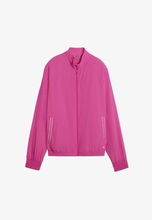 Roze sportjack gemaakt van lichtgewicht stof, met een hoge kraag, ritssluiting en elastische manchetten met witte accentstrepen op de zakken.