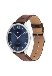 Silberfarbene Uhr mit einem strukturierten dunkelblauen Zifferblatt, römischen Ziffern und einem braunen Lederarmband mit einem hellbraunen Innenfutter.