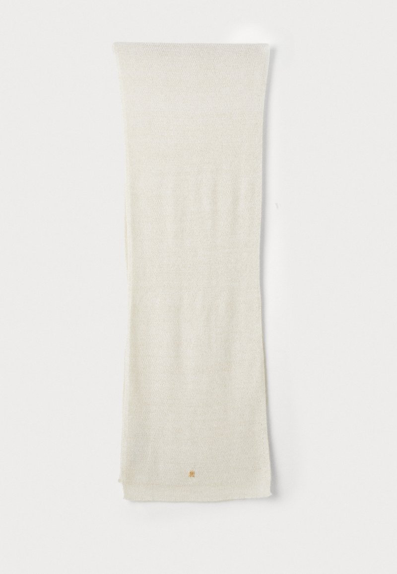 Gebreide sjaal in off-white, met een zachte textuur en een subtiel patroon. Kleine, gouden logo-accent nabij de onderrand.