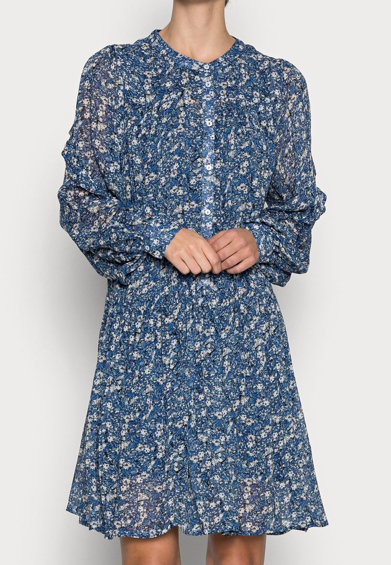 Blaues Blumenkleid mit langen Ärmeln, Knopfleiste, gefalteter Taille und ausgestelltem Rock, aus leichtem, durchscheinendem Stoff.