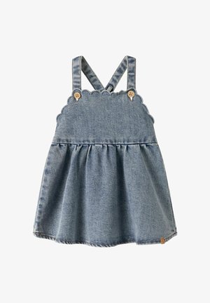 Vestido de tirantes de mezclilla con borde superior con forma de onda, tirantes con botones de madera que se cruzan y falda fruncida sobre fondo blanco.