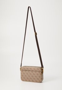 Crossbody torba od bež tkanine s uzorkom monograma, pravokutnog oblika, horizontalne orijentacije, smeškim podesivim remenom, zlatnim hardverom.