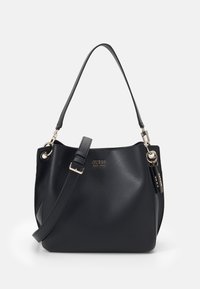 Czarna skórzana torba typu bucket o gładkiej fakturze, z regulowanym paskiem na ramię i złotymi elementami metalowymi. Na froncie znajduje się logo.