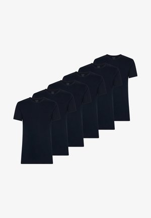 Sei magliette nere identiche a manica corta con scollo rotondo, disposte sfalsate e sovrapposte su uno sfondo bianco.