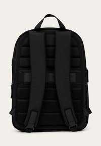 Zwarte rugzak met gepolsterde mesh schouderbanden, ritscompartimenten en een gestructureerd oppervlak. Opvallend logo detail aan de zijkant.