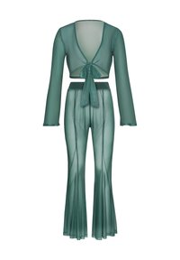 Completo due pezzi trasparente verde con top corto annodato sul davanti e pantaloni svasati, caratterizzati da una texture liscia e dettagli di cucitura sottili.