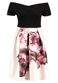 Axelklänning med svart bodice och krämfärgad kjol som har ett blommönster i rosa och mörklila; plisserad design vid midjan.