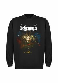 Svart hettegenser med grafisk trykk som har intrikate designelementer og ordet "behemoth" i fet hvit skrift øverst.