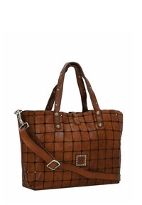 Bruine leren handtas met een geprofileerd rasterpatroon, twee handvatten en een afneembare schouderband. Voorzien van zilverkleurige studs en een vierkante accent.