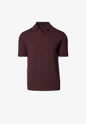 Bordowa koszulka polo z krótkim rękawem o dzianinowej fakturze, z klasycznym kołnierzykiem i prostym wykończeniem; posiada dyskretną logo marki na dekolcie.