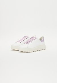 Weiße Sneaker mit einem glatten Obermaterial aus Leder, lila Schnürsenkeln und einer strukturierten Gummisohle mit rundem Profil. Akzente umfassen eine lilafarbene Fersenschlaufe.