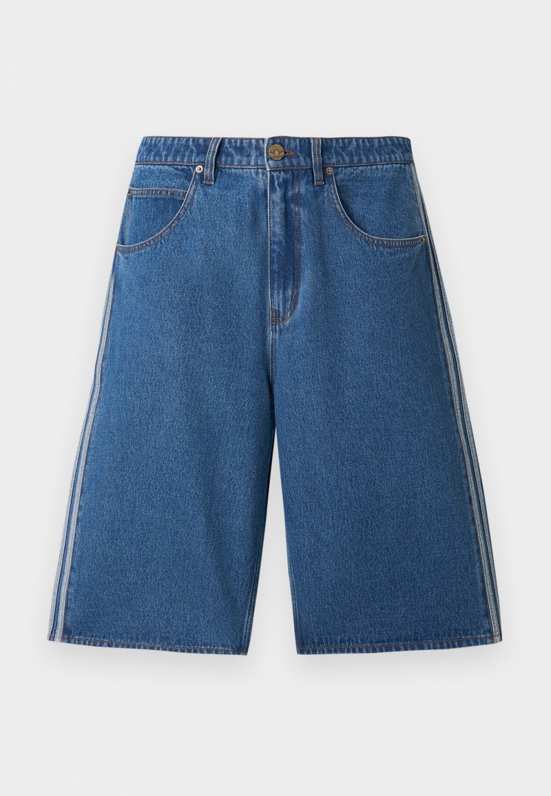 Shorts bleu denim mi-longueur au genou avec poches avant, fermeture à boutons, passants pour ceinture et bandes blanches sur les côtés de chaque jambe.