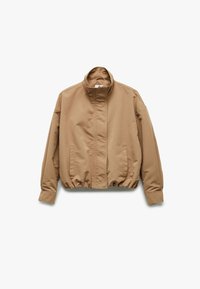 Beżowa kurtka o krótkim kroju z wysokim kołnierzem, zapinana na zamek, z elastycznym pasem. Posiada dwie boczne kieszenie oraz gładką, matową teksturę.