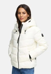 Veste doudoune blanche avec capuche, affichant une fermeture éclair noire et des accents, des poches zippées et un motif matelassé. Texture douce et rembourrée.