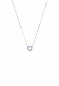 Collar de plata con cuentas redondas y un colgante en forma de corazón adornado con piedras azules, con un diseño de cadena fina.