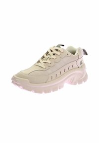 Sneaker beige con tomaia in pelle testurizzata, suola bianca spessa e accenti grigio chiaro a contrasto. Include chiusura con lacci e logo laterale.