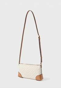 Crossbody-taske med en cremefarvet stofkrop med et tan logo-mønster, brune læderdetaljer, en gylden lynlås og en justerbar rem.