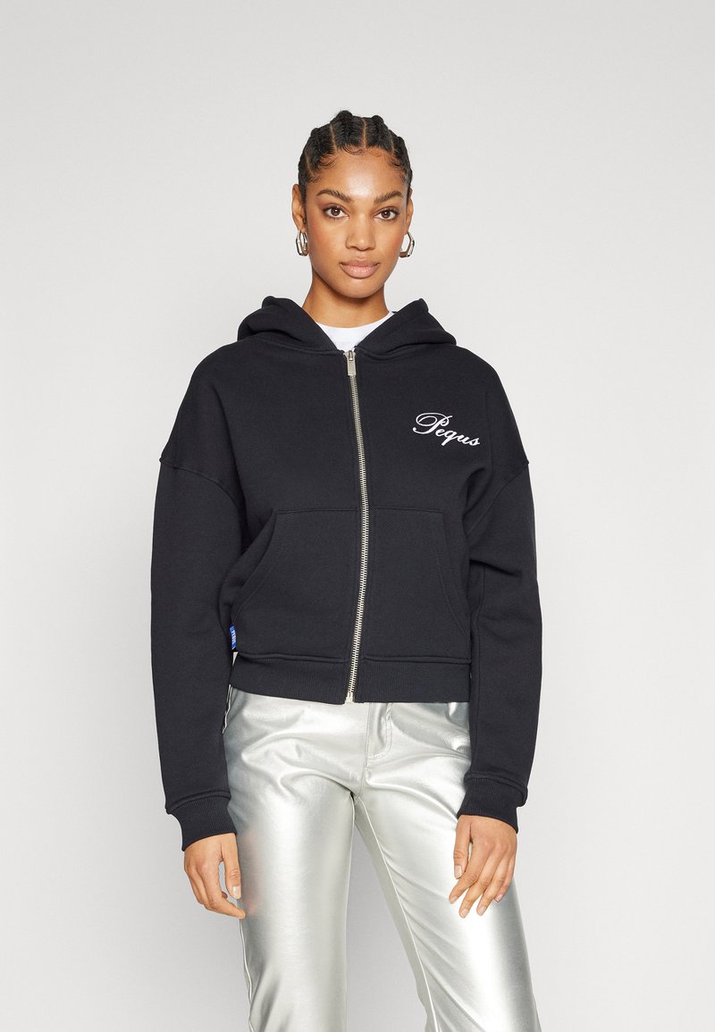 PEQUS - CROPPED HANDWRITTEN LOGO ZIP HOODIE - Jaka ar rāvējslēdzēju - black, Palielināt