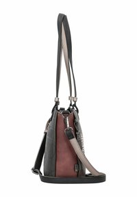 Schultertasche mit gemischten Texturen; verfügt über braunes Leder, graue geprägte Oberfläche, kontrastierende schwarze und beige Riemen sowie silberne Hardware.