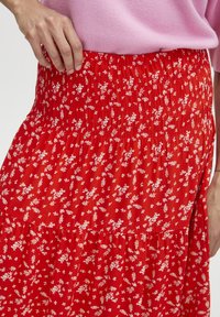 b.young BYMmjoella - Jupe longue - fiery red mix