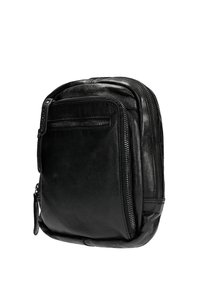 Borsa in pelle nera con una texture morbida, dotata di una tasca con zip frontale e di una forma arrotondata, progettata per una conservazione compatta e organizzata.