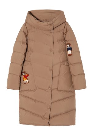 Lysebrun polstret jakke med hætte, der har bjørnemærker på den højre ærme og venstre lomme, lukket med trykknapper foran.