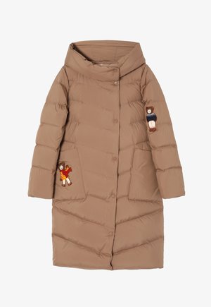 Hellbrauner gesteppter Mantel mit Kapuze, der Bärenaufnäher am rechten Ärmel und der linken Tasche aufweist, vorne mit Druckknöpfen geschlossen.