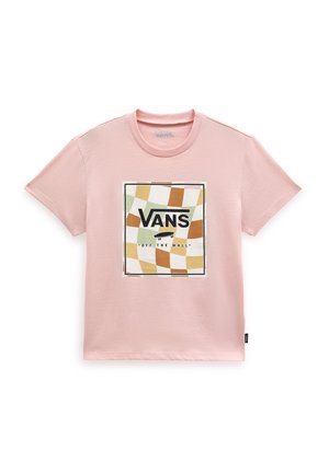 Helles rosa T-Shirt mit kurzenÄrmeln, einem mehrfarbigen Schachbrettmuster, dem Vans-Logo und dem Text "Off The Wall" auf der Vorderseite.