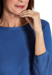 Blauwe gebreide trui met een ronde hals. Heeft een gestructureerde afwerking en geribbelde manchetten, wat zorgt voor een comfortabele pasvorm.