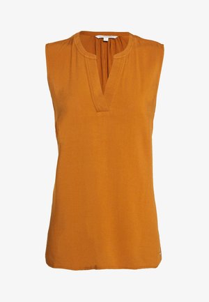 Blusa sin mangas de color naranja quemado con escote en V abierto y costuras mínimas visibles, confeccionada con una tela ligera.