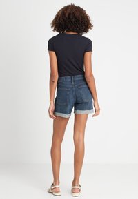 GAP Farkkushortsit - dark-blue denim