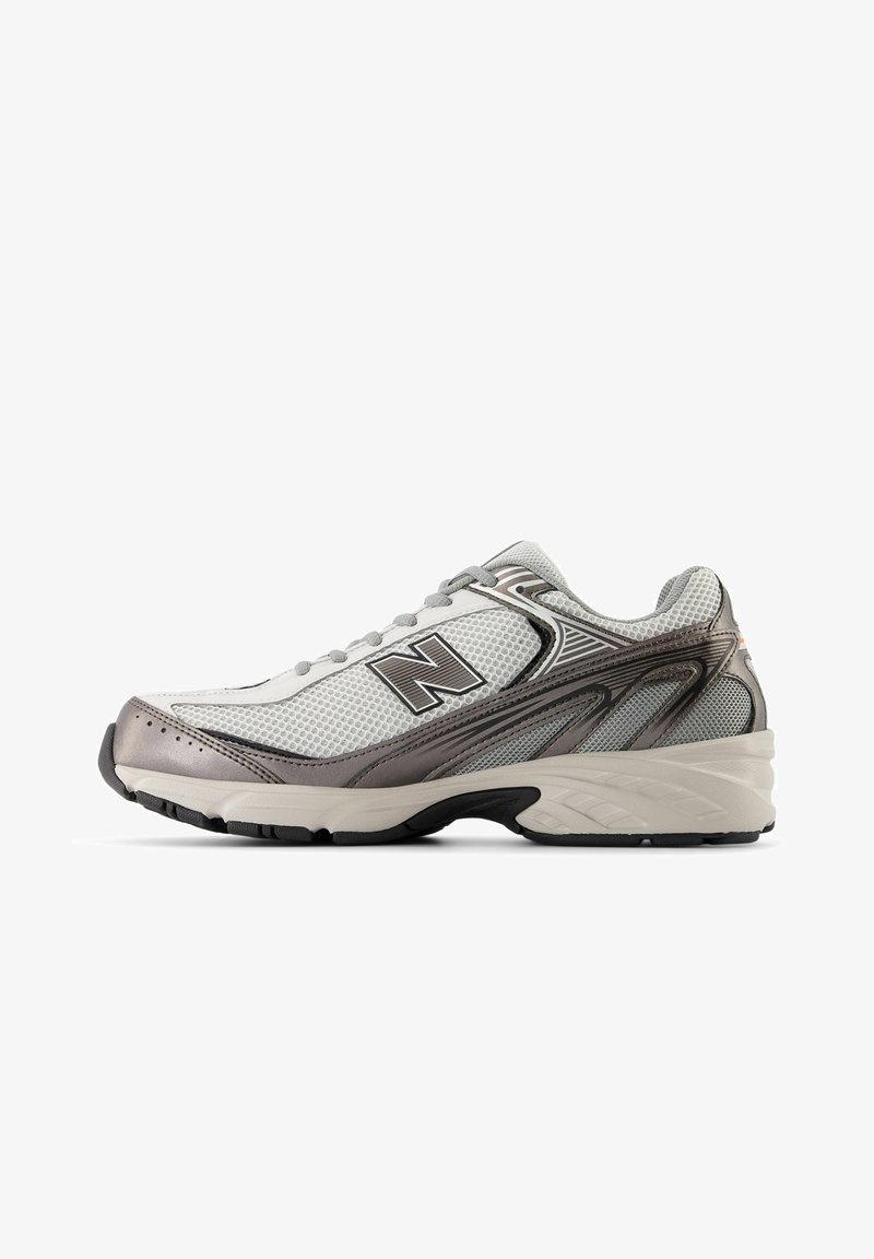 Heren hardloopschoen met een wit mesh bovenwerk met grijze accenten, een afgeronde neus, een gedempte zool en een opvallend "N" logo aan de zijkant.