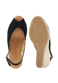 Zwarte suède wedge sandalen hebben een open teen, enkelbandje en een met jute omhulde hak. De zool is van gestructureerd bruin rubber. Maat 37.