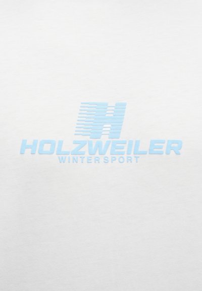 Tricou alb din bumbac cu un logo grafic albastru deschis, cu dungi orizontale, cu textul „HOLZWEILER WINTERSPORT.” Design simplu, textură fină.