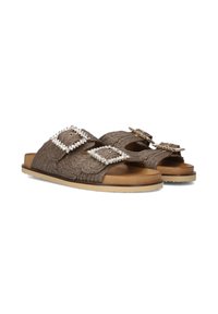 Bruine gevlochten muiltjes met twee grote vierkante gespen versierd met heldere rhinestones. Gewatteerde tan voetbed en rubberen zool.