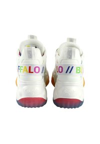 Baskets blanches avec une semelle épaisse, arborant un texte "BUFFALO" multicolore sur la sangle au niveau du talon et une semelle extérieure rouge translucide.