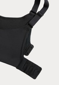 Sujetador deportivo negro con tirantes ajustables, fabricado en una tela suave, soporte de aros y cierre de gancho y ojal, disponible en múltiples tallas.