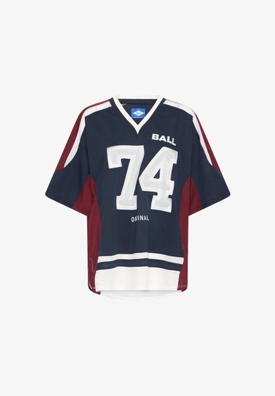 Maillot de sport bleu marine et bordeaux avec le numéro 74 en blanc, le texte "BALL" sur la poitrine, des rayures blanches près du bas et des manches courtes.