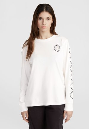 Weißes Langarm-T-Shirt aus Baumwolle, mit einem schwarzen Logo auf der Brust und Zickzackmustern an den Ärmeln. Einfaches Design mit Rundhalsausschnitt.