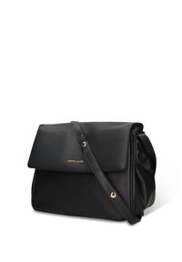 Borsa a tracolla in pelle nera con finitura testurizzata, dotata di patta frontale e dettagli in metallo dorato. Tracolla regolabile lunga per l'uso a tracolla.