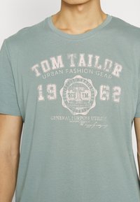 TOM TAILOR LOGO TEE - T-shirt estampada - dark smoke green