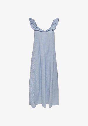 Pruhované modré šaty s volánovými ramínky, splývavou látkou a volnějším střihem, vyrobené z lehkého materiálu vhodného pro teplé počasí.